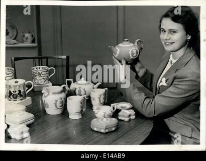 17. April 2012 – Hochzeitskronation-Souvenirs. Die berühmte Keramik- und Porzellanfirma J. Wedgwood hat eine Reihe von feinen Gegenständen für Krönungsandenken hergestellt - darunter diese Teekanne in blassblauem -Asper, handverziert in Weiß, gesehen in den Londoner Showrooms. Stockfoto