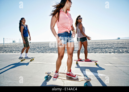 Freunde Longboards am Strand Reiten Stockfoto