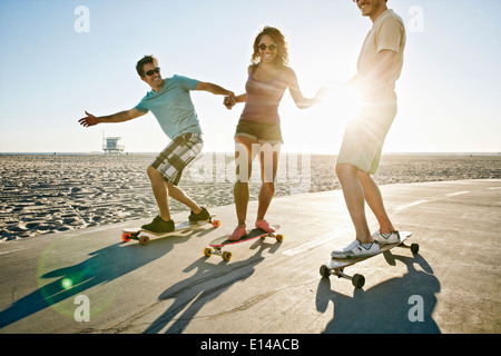 Freunde Longboards am Strand Reiten Stockfoto