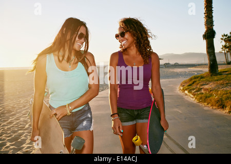 Frauen, die Longboards am Strand Stockfoto