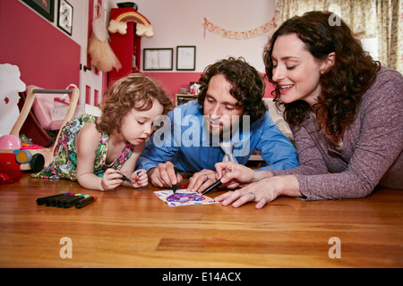 Kaukasische Familie Zeichnung im Schlafzimmer Stockfoto