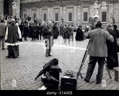 17. April 2012 - Rom, November 1962 - auch die konziliare Väter nehmen am Piazza San Pietro Bilder! Aufmerksamkeit für den Kameramann, die konziliare Väter könnten wirklich gefährliche Konkurrenten geworden! Stockfoto