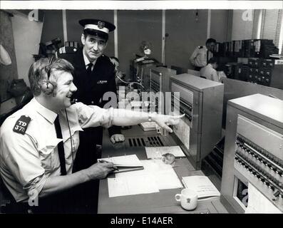 17. April 2012 - zeigt Foto Herr Tom Cook (rechts) in der Leitwarte im New Scotland Yard heute, nach der Einnahme von seiner neuen Termin. Stockfoto