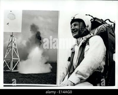 Apr 17, 2012 - drei hundert Füße in der Luft-In Rocket Flucht Sitz neue Lastminute Flucht Gerät für hohe Geschwindigkeit Piloten: Alter '' Kinderspiel '' Heu, 38-jährige Ex-R.A.F.Parachute-Lehrer-vor kurzem gezeigt, die neue Rakete abgefeuert Schleudersitz-Piloten helfen sollen Flucht aus Hochgeschwindigkeits-Flugzeuge auf Low-Level. Der Sitz wurde nicht erfunden und produziert von 67 Jahre alt, James Martin Mitglied der Martin-Baker Aircraft co. von Middx... In der Demo-Mr.Hay war ausgeworfene 300 ft.into die Luft vom Boden Status Rahmen - und aus dieser Höhe stieg er mit dem Fallschirm Stockfoto