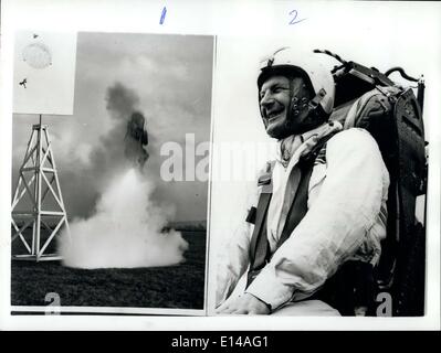 Apr 17, 2012 - drei hundert Füße in der Luft-In Rocket Flucht Sitz neue Lastminute Flucht Gerät für hohe Geschwindigkeit Piloten: Alter '' Kinderspiel '' Heu, 38-jährige Ex-R.A.F.Parachute-Lehrer-vor kurzem gezeigt, die neue Rakete abgefeuert Schleudersitz-Piloten helfen sollen Flucht aus Hochgeschwindigkeits-Flugzeuge auf Low-Level. Der Sitz wurde nicht erfunden und produziert von 67 Jahre alt, James Martin Mitglied der Martin-Baker Aircraft co. von Middx... In der Demo-Mr.Hay war ausgeworfene 300 ft.into die Luft vom Boden Status Rahmen - und aus dieser Höhe stieg er mit dem Fallschirm Stockfoto