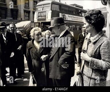 17. April 2012 - Charlie Chaplin In The Old Kent Road: Charlie Chaplin abgedreht sein neues Bild '' A Countess from Hong Kong'' gestern - und tat dies nur einen kurzen Weg vom Platz in Southwark London, wo er vor 77 Jahren geboren wurde. Die letzten Szenen waren in einem Lagerhaus in der Old Kent Road, nur zwei Drehungen aus dem Chaplin-Geburtshaus in East Street. Herr Chaplin die Straße nicht besucht hat - er hat es bereits getan, also - allein. Das Foto zeigt 71 - jährige Frau Lucy Leach, die ihr ganzes Leben in Old Kent Road Schritte Charlie Chaplin für einen Chat gestern gelebt hat. Rechts ist Oona Chaplin es Frau. Stockfoto