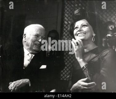 17. April 2012 - ist Sophia Loren & Charlie Chaplin bei Pressekonferenz im Savoy Hotel, London Charlie Chaplin, Sophia Loren und Marlon Brando in einen neuen Film Tentsively rief die Gräfin zu lenken. Stockfoto