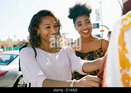 Frauen auf Stadtstraße einkaufen Stockfoto