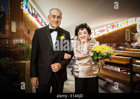 Älteres paar lächelnd bei Hochzeit Stockfoto