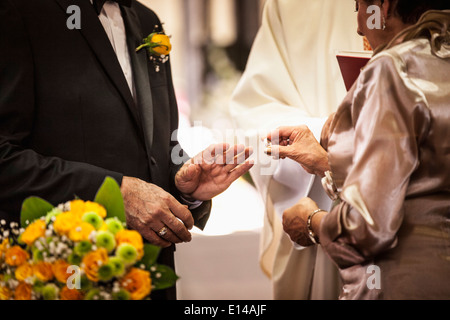 Älteres Paar, die Austausch von Ringen bei Hochzeit Stockfoto