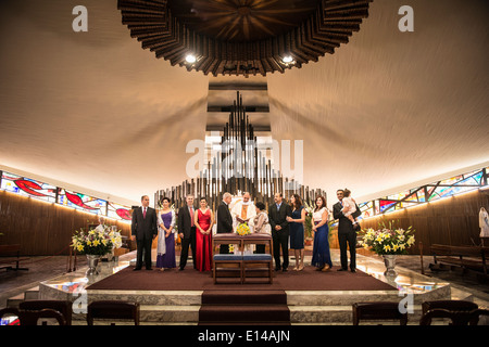 Familie posiert bei Hochzeit in der Kirche Stockfoto