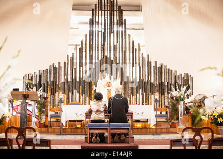 Paar bei Hochzeit in der Kirche beten Stockfoto