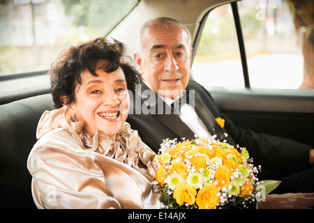 Senior Brautpaar im Auto fahren Stockfoto