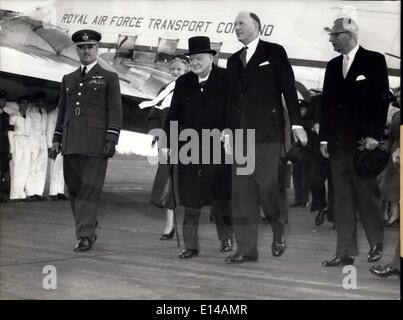 17. April 2012 - Sir Winston Churchill: Ist heute am Nachmittag anreisen auf die Raf-Flughafen Wildenrath, in der Nähe von Aachen. . Foto zeigt von links nach rechts: Marshall, britischer Botschafter Sir Winston Churchill (Winston Churchill) in der Bundesrepublik Deutschland, Herrn Hoyer Millar (Millar Hoyer) und Dr. Mohr (Mohr), Chef der Zeremonien von der deutschen Regierung. Stockfoto