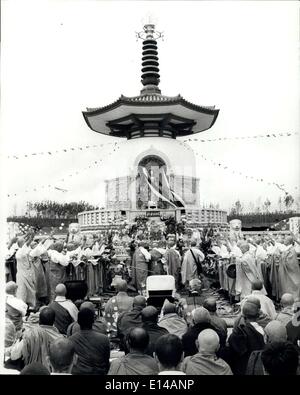 17. April 2012 - Einweihung der Friedenspagode in Milton Keynes: Mönche des Japan Buddha Sangha, nahmen an der Einweihung gestern die Friedenspagode, die sie in zwei Jahren auf einem Hügel mit Blick auf einen See in Milton Keynes, Bucks gebaut haben. Der half kugelförmige Dome mit achteckigen Dach und einem dekorativen Turm steht mehr als 50ft hoch. die Dachziegel werden Kopien der klassischen Fliesen verwendet für den Daian-Ji-Tempel in Nara, Japan. Foto zeigt einen allgemeinen Überblick über die Pagode gebaut auf einem Hügel in Milton Keynes, Bucks. Stockfoto