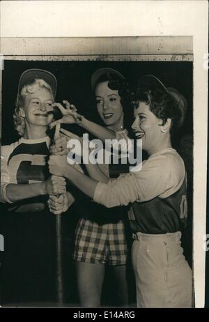 17. April 2012 - spielen Film-Stars Baseball für wohltätige Zwecke. Foto zeigt L, R: Filmstars Marilyn Maxwell, Liza Kirk und Gloria De Haven, haben ein bisschen Spaß mit einem Baseballschläger, vor der Teilnahme an einem burlesken Baseball-Spiel in Hollywood zugunsten einer wohltätigen statt. Stockfoto