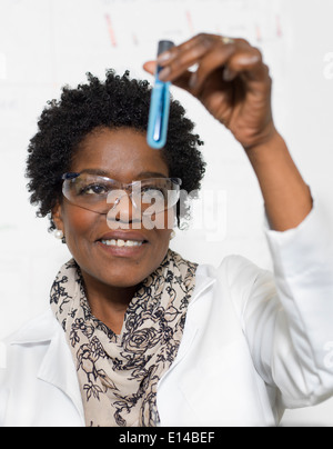 Schwarzer Wissenschaftler untersuchen Probe im Labor Stockfoto