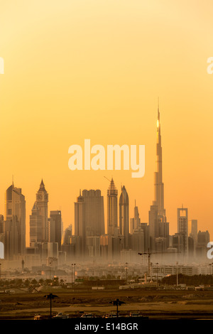 Vereinigte Arabische Emirate, Dubai, finanzielle Zentrum Skyline der Stadt mit Burj Khalifa, das höchste Gebäude der Welt. Sunrise Stockfoto