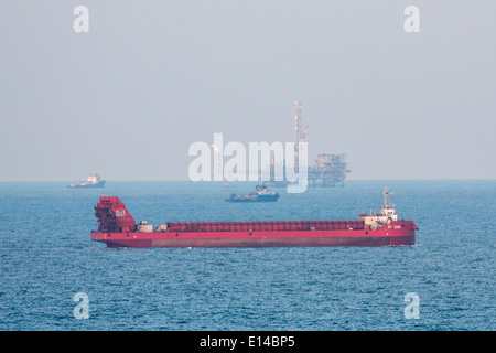 Vereinigte Arabische Emirate, Abu Dhabi, Bohrinseln und Chemikalientanker Stockfoto