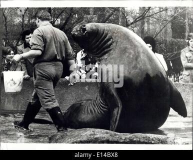 17. April 2012 - geht nicht Weg - Ich bin noch nicht satt! Das ist alles ich erhalte heute-'' Bollie''. der Meer-Elefant im Berliner Zoo scheint mehr bei der Fütterung in dieser amüsanten Studie gefordert werden. Stockfoto