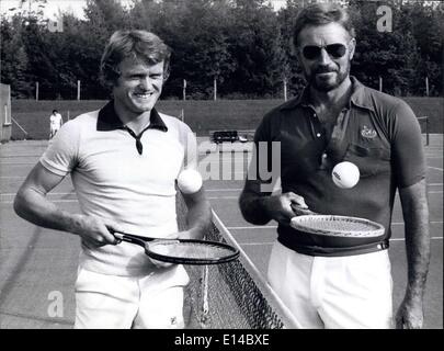 17. April 2012 - Charlton Heston auf Besuch in München: Sepp Maier(1.), Torwart von '' Bayern Munchen'', lud den amerikanischen Schauspieler Charlton Heston, der ist ohne ein Besuch in München derzeit für ein Tennis match. Das Spiel wurde von Sepp Maier von 6:3 und 6:0 gewonnen. Der berühmte Bildschirm Star aus Hollywood kommt nach München, um seinen neuesten Film '' Schlacht bei Midway'', die in der Bundesrepublik Deutschland am 8. Oktober beginnt zu präsentieren. Es ist die 48. Film, in dem Charleont Hoston erscheint und erzählt die Geschichte des Kampfes um ein kleines Atoll im Pazifik im Jahr 1942. Stockfoto