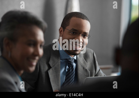 Geschäftsmann, Lächeln sprechen in treffen Stockfoto