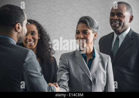 Geschäftsleute Händeschütteln treffen Stockfoto