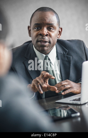 Unternehmer treffen reden Stockfoto