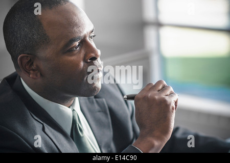 Afrikanische amerikanische Geschäftsmann im Büro Stockfoto