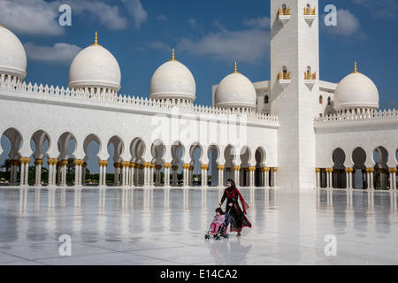 Vereinigte Arabische Emirate, Abu Dhabi, Scheich Zayed Grand Mosque. Frau mit Kind im buggy Stockfoto