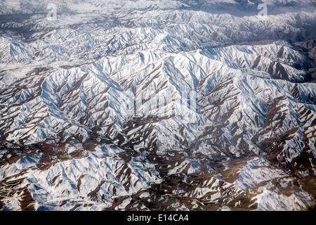 Vereinigte Arabische Emirate, Dubai, Blick auf Schnee bedeckt Berge des südlichen Iran. Luftbild Stockfoto