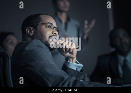 Geschäftsleute, die gerade Projektion im meeting Stockfoto