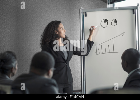 Geschäftsfrau im Gespräch mit Kollegen treffen Stockfoto