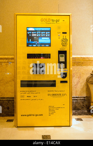 Vereinigte Arabische Emirate, Abu Dhabi, Emirates Palace Hotel. ATM für gold Stockfoto