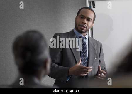 Unternehmer im Gespräch mit Kollegen treffen Stockfoto