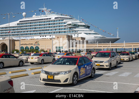 Vereinigte Arabische Emirate, Dubai, Kreuzfahrtschiff Costa Fortuna, Unternehmen aus Italien, vertäut im Hafen. Taxi-stand Stockfoto