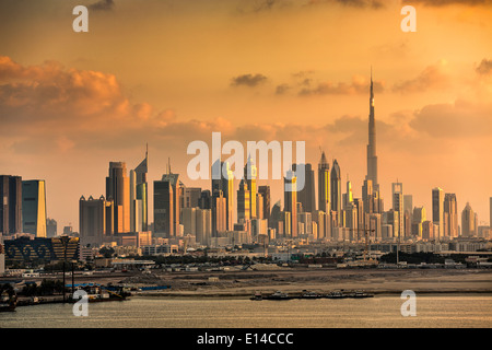 Vereinigte Arabische Emirate, Dubai, finanzielle Zentrum Skyline der Stadt mit Burj Khalifa, das höchste Gebäude der Welt. Sonnenuntergang Stockfoto
