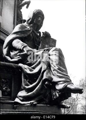 17. April 2012 - ist ein beliebtes Thema für Fotografen Max II Denkmal, in München, ein Denkmal zu Ehren von Maximilian II. Gerade jetzt im Winter ist es ein schönes Bild, wenn der Schnee einen zarten Schleier um den bronzenen Tuch gelegt hat. Bild zeigt die Göttin Justitia auf dem Max-Denkmal in München. Stockfoto