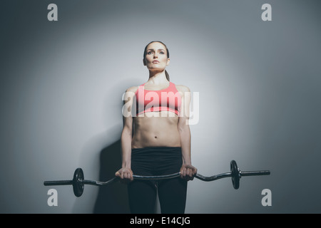 Kaukasische Frau Holding Langhantel Stockfoto