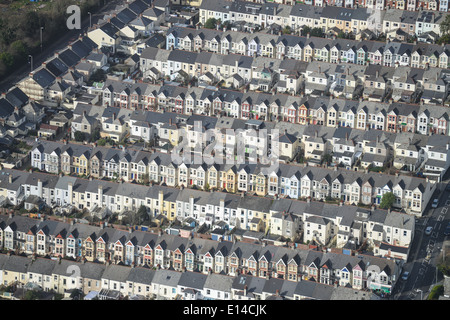 Eine abstrakte Luftaufnahme von dicht gepackten terrassenförmig angelegten Wohnungen in Plymouth, Cornwall UK Stockfoto