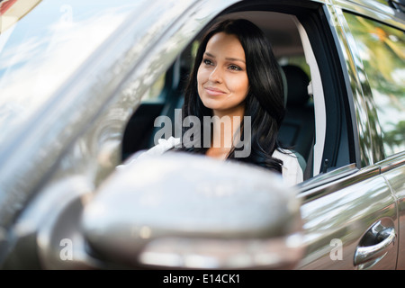 Hispanic Frau Steuerwagen Stockfoto