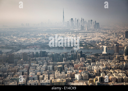 Vereinigte Arabische Emirate, Dubai, Altstadt. Hintergrund-Finanzplatz und Burj Khalifa, dem höchsten Gebäude in der Welt. Luftbild Stockfoto