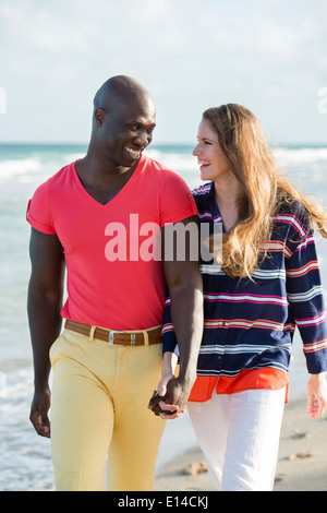 Paar halten die Hände am Strand Stockfoto