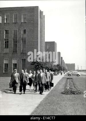 17. April 2012 - entlang der Vorderseite der Bürogebäude, die einige der Arbeiter auf dem Heimweg nach Beendigung der frühen Frühschicht aus starten. Stockfoto