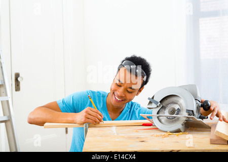 Gemischte Rassen Tischler Holz markieren Stockfoto