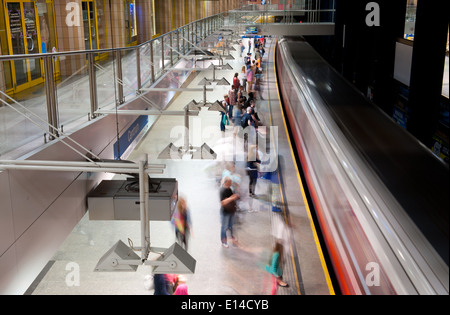 U Bewegung Menschen warten auf Zug in u-Bahn-Station im Zentrum von Warschau Stockfoto