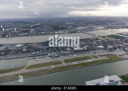 Eine Luftaufnahme von London City Airport im East End von London UK Stockfoto