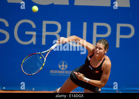 Service von Karin Knapp (ITA) Caroline Garcia (FRA) Vs Quarters Karin Knapp (ITA), WTA-Tennis, Einzel, Nürnberg, Tennis, WTA, Frau, 22. Mai 2014 Stockfoto