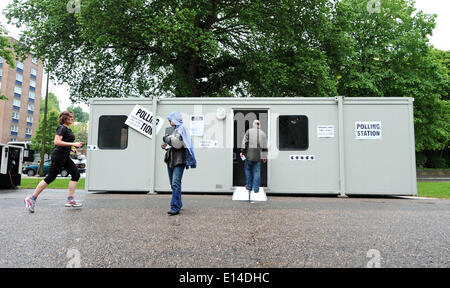 Brighton, Sussex UK 22. Mai 2014 - ein Läufer vergeht das Wahllokal in Preston Park Brighton für Wahlen zum Europäischen Parlament heute Foto von Simon Dack/Alamy Live News Stockfoto