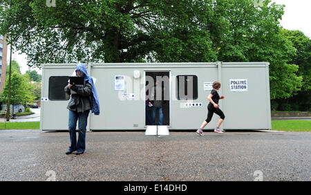 Brighton, Sussex UK 22. Mai 2014 - ein Läufer vergeht das Wahllokal in Preston Park Brighton für Wahlen zum Europäischen Parlament heute Foto von Simon Dack/Alamy Live News Stockfoto